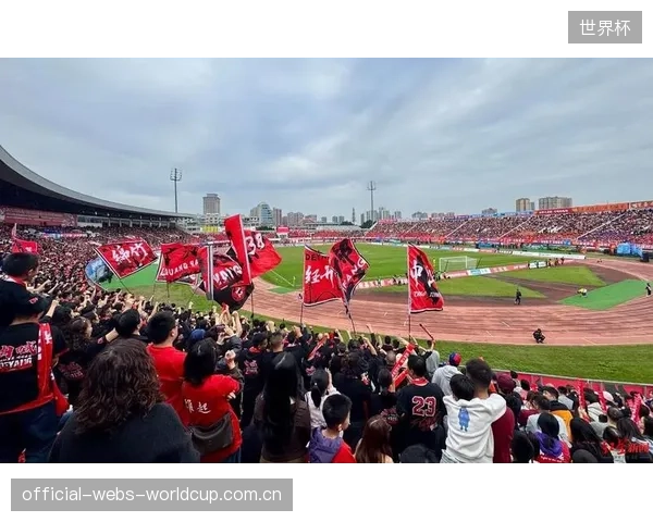 主场优势体现在压迫强度上,各队在球迷助威下更倾向于采取主动逼抢。 主场优势体现在压迫强度上,各队在球迷助威下更倾向于采取主动逼抢。